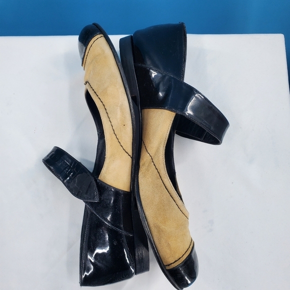 CHANEL tan and black Mary Jane flats 40 - Picture 7 of 16